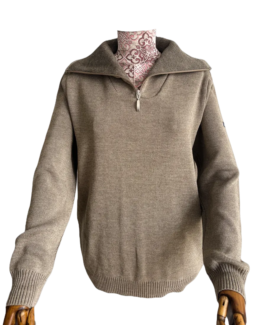 Collar and zip detail on a knitted hoodie